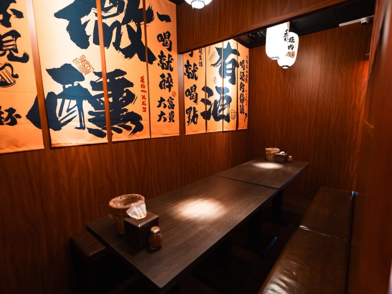 包廂微醺有酒掛軸