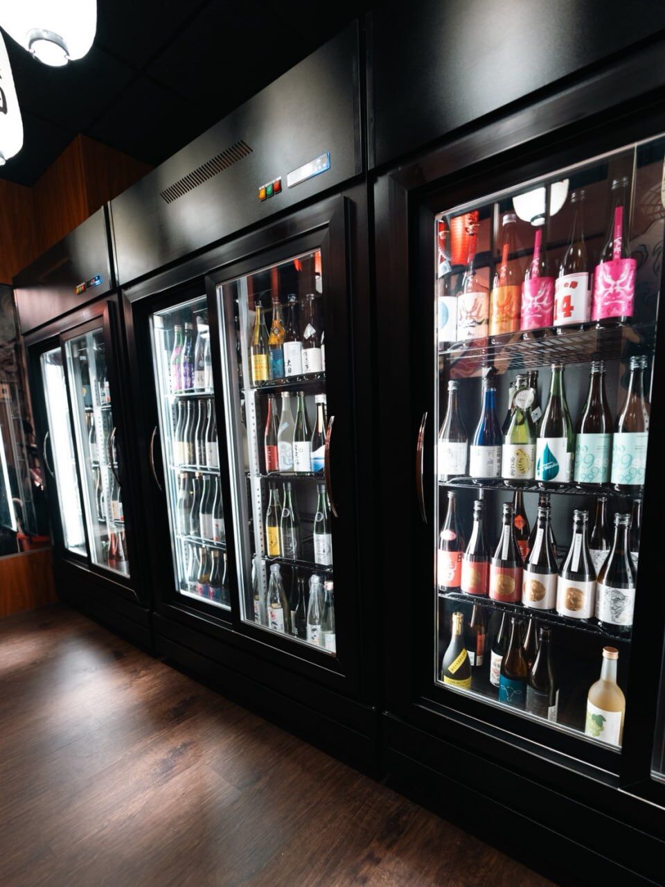店內整排清酒冰箱